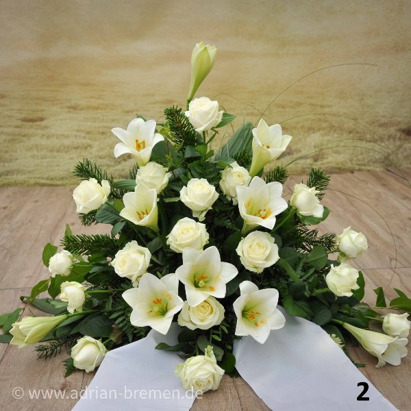 Trauergesteck mit Lilien und Rosen Bild 2