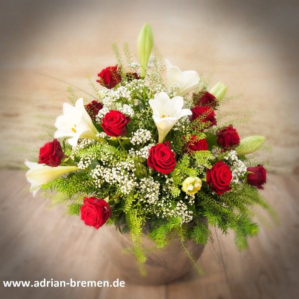 Schalengesteck mit Lilien und Rosen Bild 1
