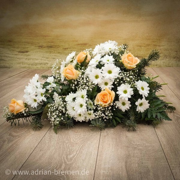 Liegestrauß mit Rosen und Cassa-Chrysanthemen Bild 1